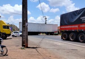 Carreta colide no baú de uma outra carreta na BR-135 no povoado Independência, em Peritoró