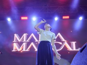 Maria Marçal canta para uma multidão no aniversário de 28 anos de Peritoró