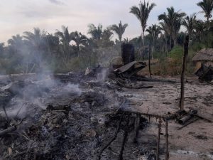 Casa pega fogo após ser atingida por faíscas de queimada de roça na zona rural de Lima Campos