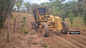 Prefeitura realiza serviços de recuperação da estrada vicinal do povoado Santa Amália