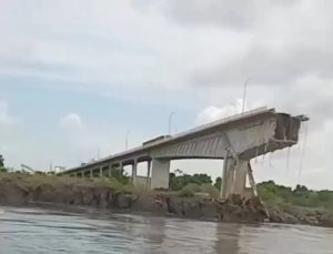 Ponte que liga Tocantins e Maranhão desaba sobre rio. Veja vídeo