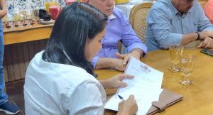 PREFEITA VANESSA MAIA SANCIONA LEI QUE GARANTE AUMENTO DOS PROFESSORES DA REDE PÚBLICA MUNICIPAL DE ENSINO