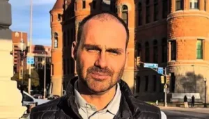 Eduardo Bolsonaro decide ficar nos EUA e se licenciar da Câmara
