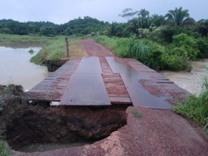 Lima Campos: Cratera na cabeceira de ponte do povoado Baixão provoca alerta na estrada vicinal