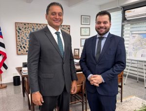 Em Brasília-DF, o prefeito de Trizidela do Vale Deibson Balé faz agradecimentos ao senador Weverton Rocha