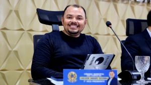 Vereador Laelson solicita revitalização de parquinho e academia ao ar livre em Lima Campos