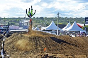Imagens registram momento exato da queda do piloto Ruizinho em prova de motocross