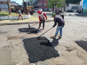 Operação Tapa-Buracos continua em ruas da cidade de Pedreiras.
