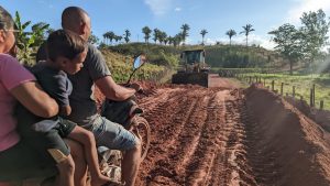 PEDREIRAS – PREFEITURA REALIZA SERVIÇO DE MELHORIA EM TRECHO DO POVOADO LAGO DA ONÇA.