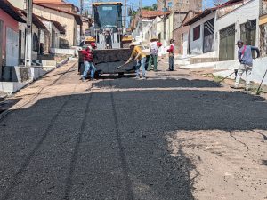 PREFEITURA DE PEDREIRAS SEGUE COM A OPERAÇÃO TAPA BURACOS E BENEFICIA AV. SENHORA SANTANA.