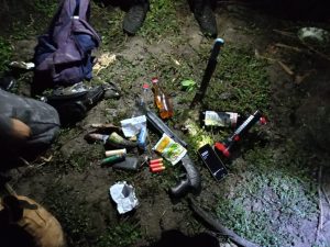 Troca de tiros e fuga: homem armado ameaça parente em Lima Campos e foge para área de mata