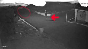 Câmera flagra dupla durante invasão a um imóvel na Rua da Liberdade, em Lima Campos