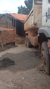 Caminhão caçamba invade residência na zona rural de Lima Campos