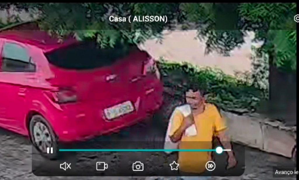 Polícia divulga imagens de suspeito de furtar celular em Lima Campos e pede ajuda da população