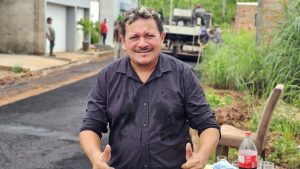 Vereador Canídia Publicidade fiscaliza obras de pavimentação asfáltica no bairro Península, em Lima Campos