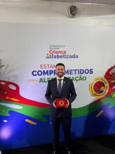 Prefeito Deibson Balé recebe, em Brasília, Selo Ouro do Compromisso Nacional Criança Alfabetizada