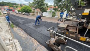 Prefeita Vanessa Maia arranca asfalto velho de ruas em Pedreiras e implanta asfalto novo.