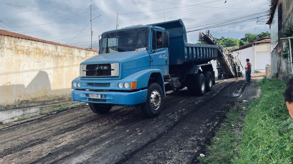Pedreiras avança na requalificação viária com nova etapa de fresagem e pavimentação.