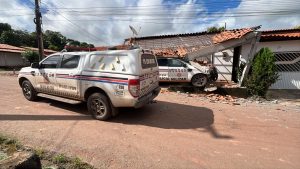 Viatura desativada perde freio e colide com estrutura de uma casa, em Capinzal do Norte